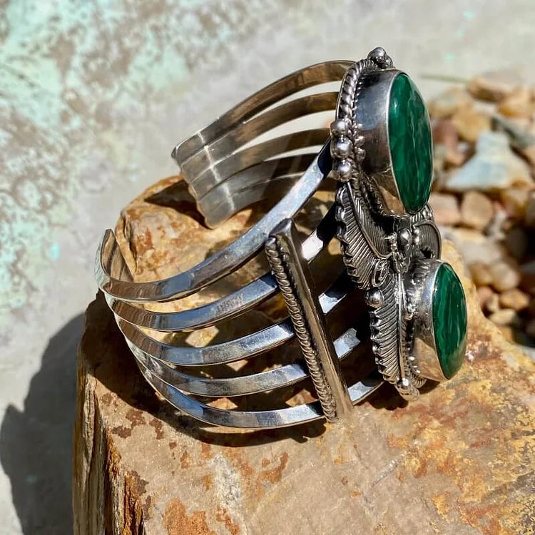Dobbelt grønt malakitt signert Navajo sterling sølv armbånd